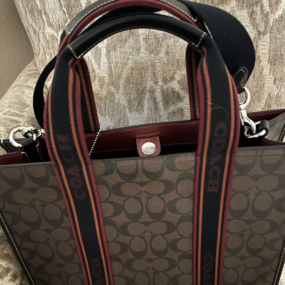 CHRISTMAS SPECIAL!!!!!
EUC COACH PURSE